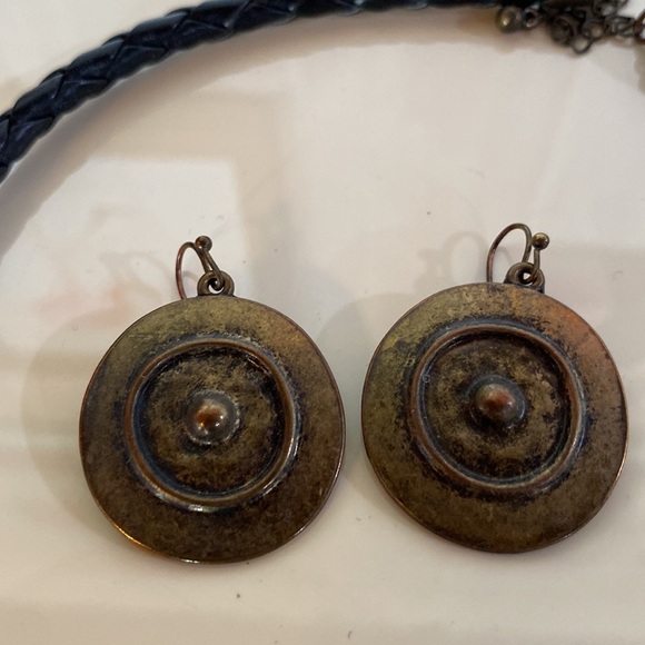 Antiqued gold medallion necklace and earrings set - Picture 3 of 4